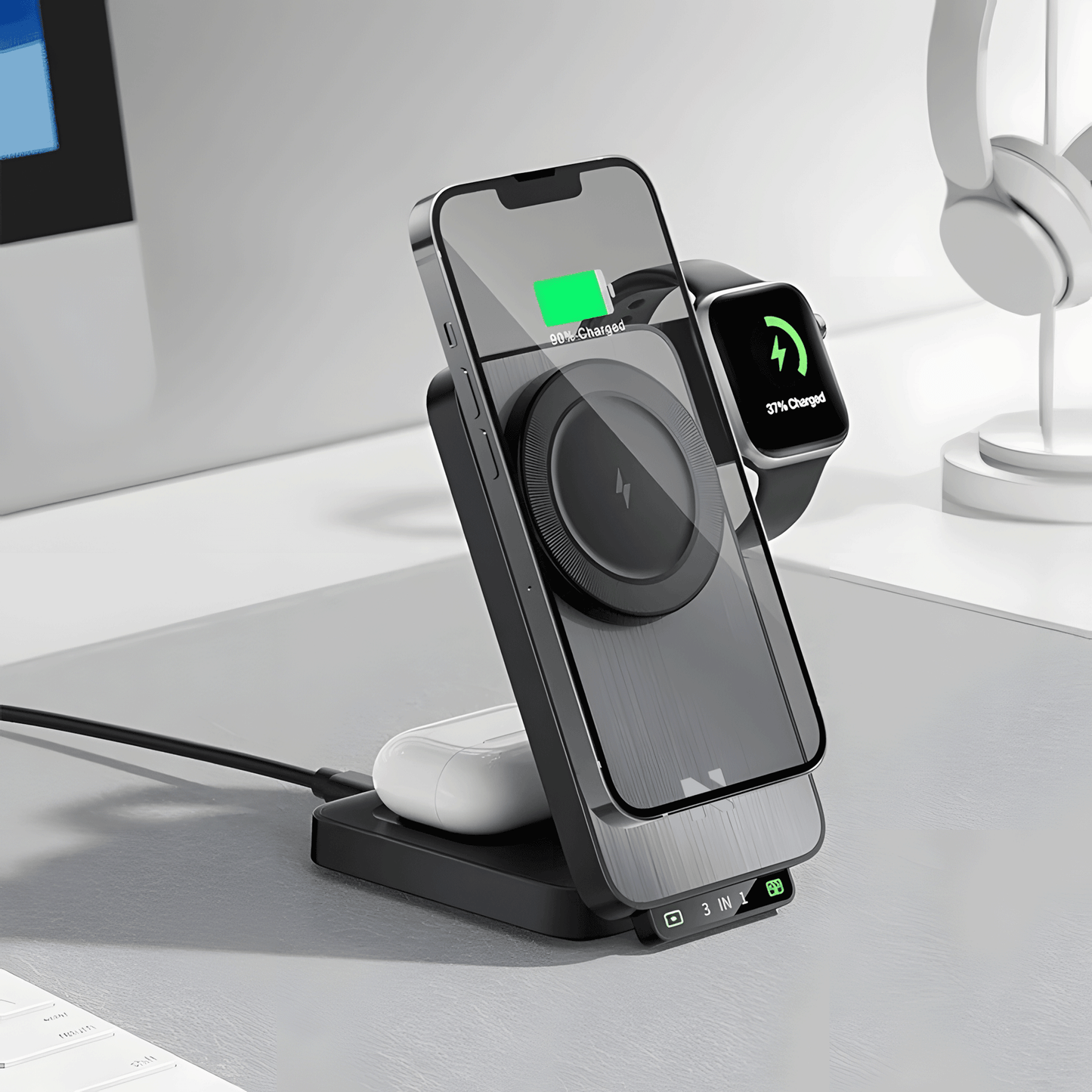 Stazione di ricarica wireless su scrivania bianca con smartphone in uso.