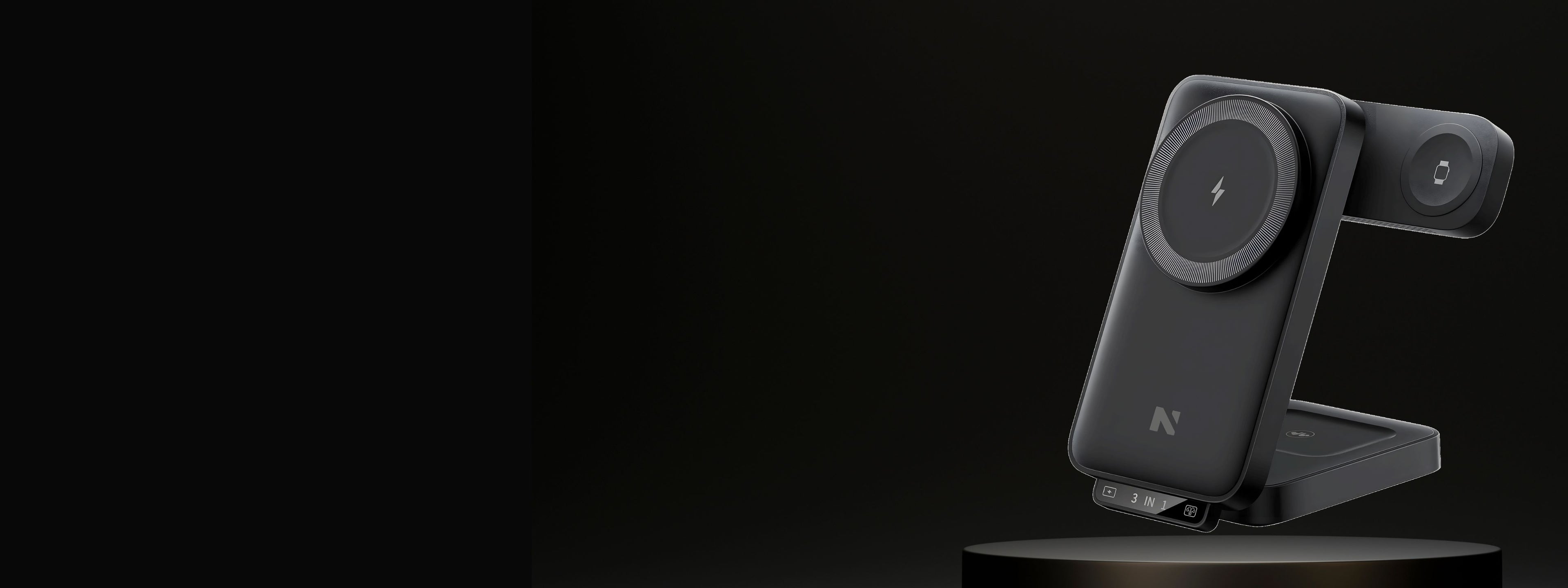 Supporto di ricarica wireless 3-in-1 nero dal design elegante, mostrato su sfondo scuro.