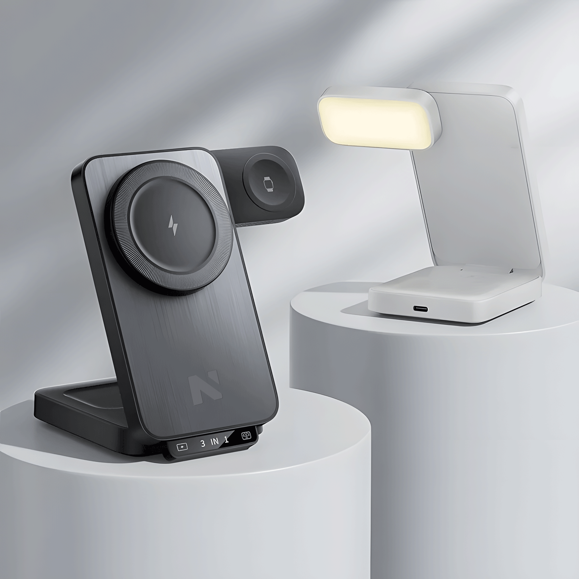 Dock di ricarica nero posizionato accanto a una lampada su una scrivania moderna.