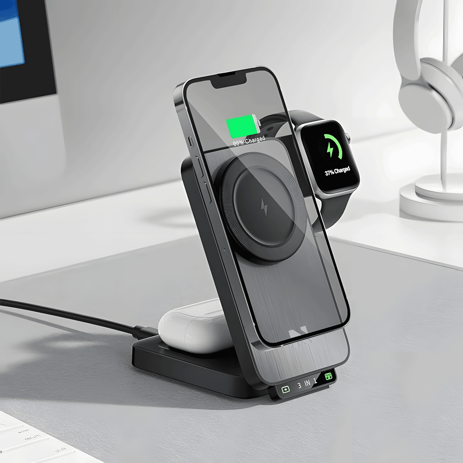Stazione di ricarica wireless su scrivania bianca con smartphone in uso.